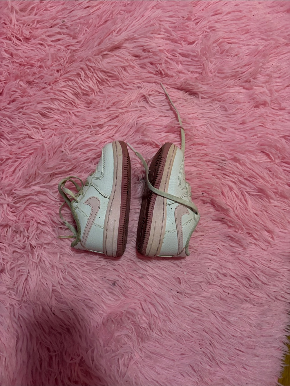 Nike Kids Low-Top Sneakers in Light Pink and Cream